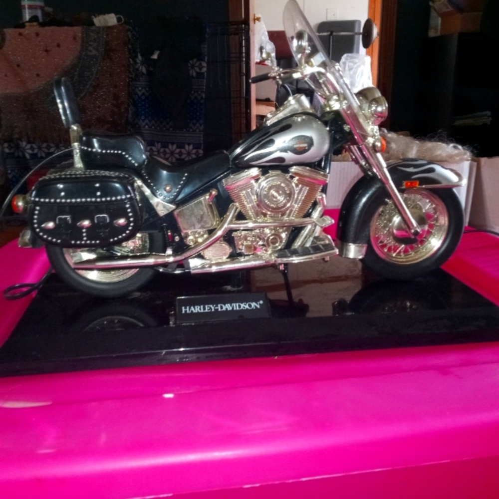Telephone Harley Davidson Heritage Softail with fire flames